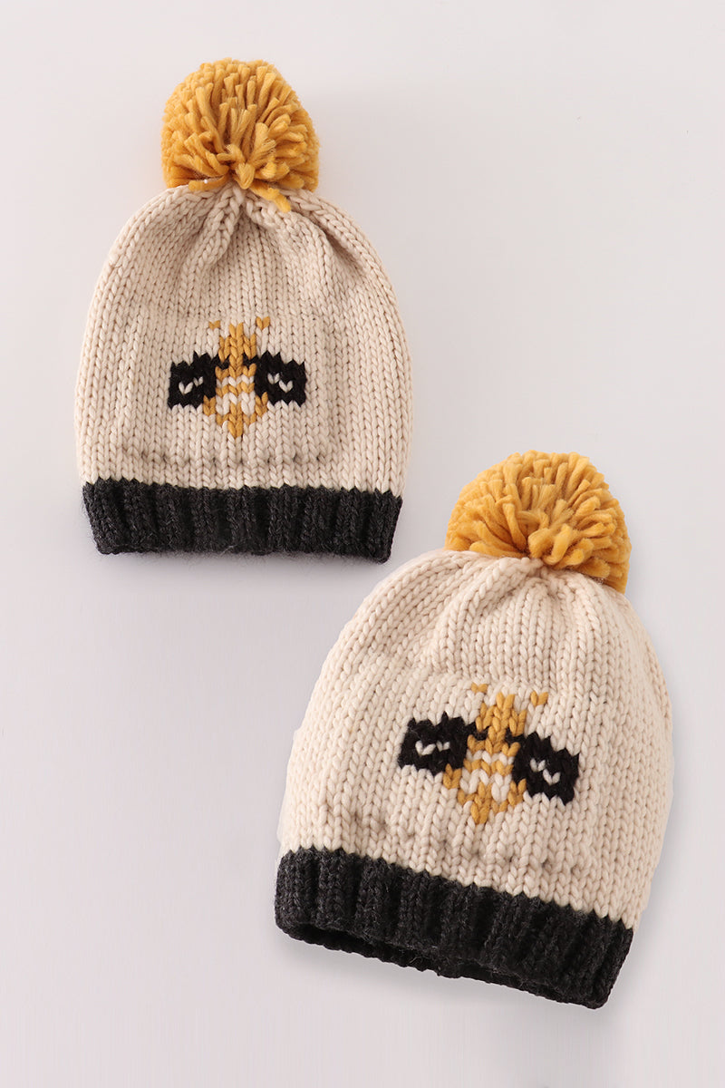 Beige pompom bee cable beanie